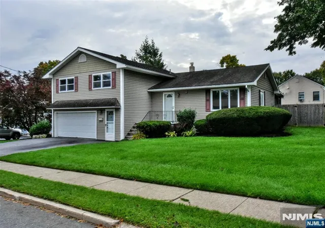 Photo 2 of Single family home for sale at 19 Dogwood Dr, Newton, NJ 07860 | MLS# 26036723 | Listing updated on 2026-10-13