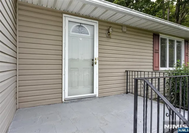 Photo 3 of Single family home for sale at 19 Dogwood Dr, Newton, NJ 07860 | MLS# 26036723 | Listing updated on 2026-10-13