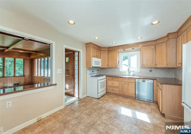 Photo 1 of Single family home for sale at 10 Fernwood Dr, Fair Lawn, NJ 07410 | MLS# 26037175 | Listing updated on 2026-10-13