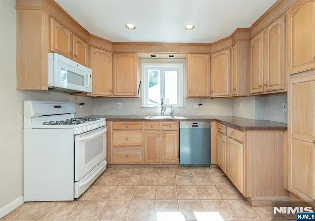 Photo 2 of Single family home for sale at 10 Fernwood Dr, Fair Lawn, NJ 07410 | MLS# 26037175 | Listing updated on 2026-10-13