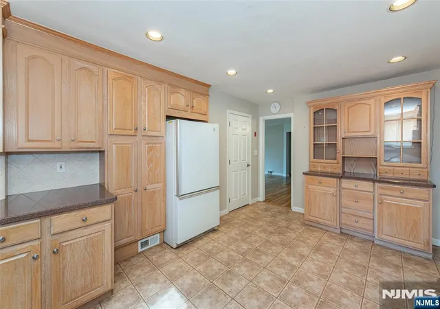 Photo 3 of Single family home for sale at 10 Fernwood Dr, Fair Lawn, NJ 07410 | MLS# 26037175 | Listing updated on 2026-10-13
