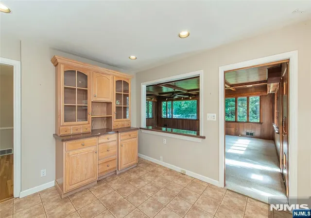 Photo 4 of Single family home for sale at 10 Fernwood Dr, Fair Lawn, NJ 07410 | MLS# 26037175 | Listing updated on 2026-10-13