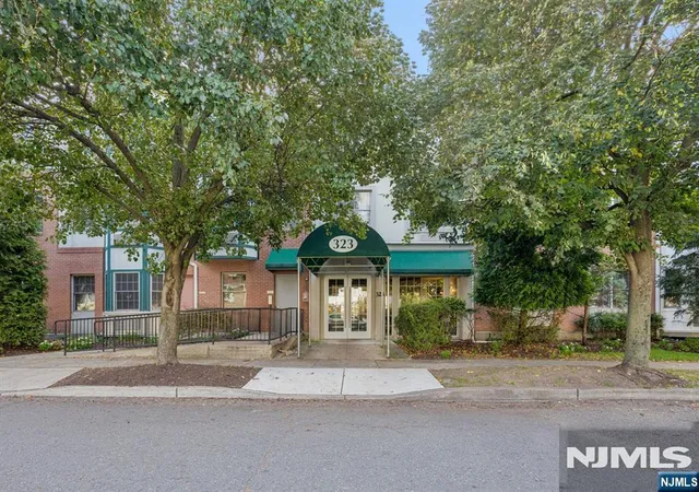 Photo 1 of Condo for sale at 323 Willow St #2i, Teaneck, NJ 07666 | MLS# 26037261 | Listing updated on 2026-10-13