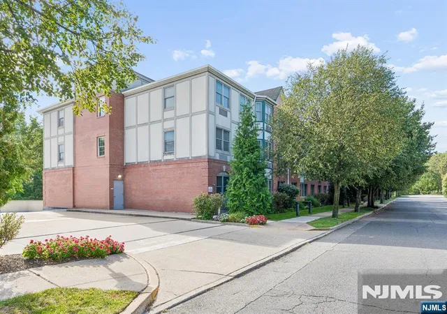 Photo 2 of Condo for sale at 323 Willow St #2i, Teaneck, NJ 07666 | MLS# 26037261 | Listing updated on 2026-10-13