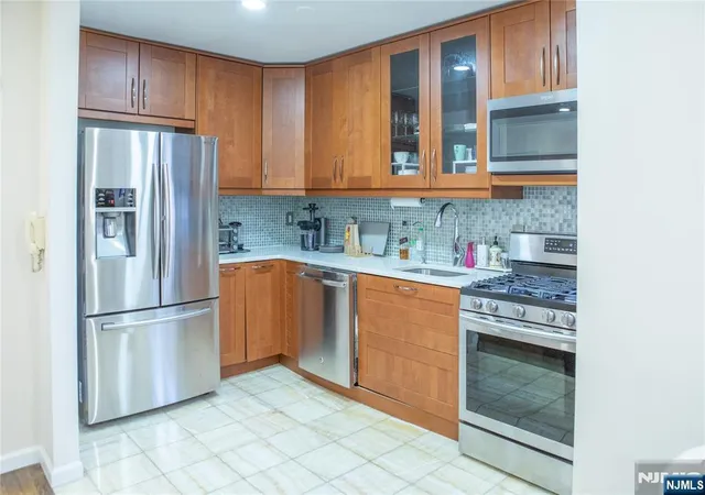 Photo 3 of Condo for sale at 3060 Edwin Ave #2C, Fort Lee, NJ 07024 | MLS# 26037294 | Listing updated on 2026-10-05