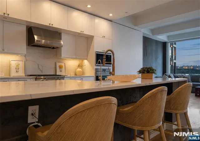 Listing Photo 1 - Condo for sale in building located at 9 Somerset Ln, Edgewater, NJ 07020 - Unit #410