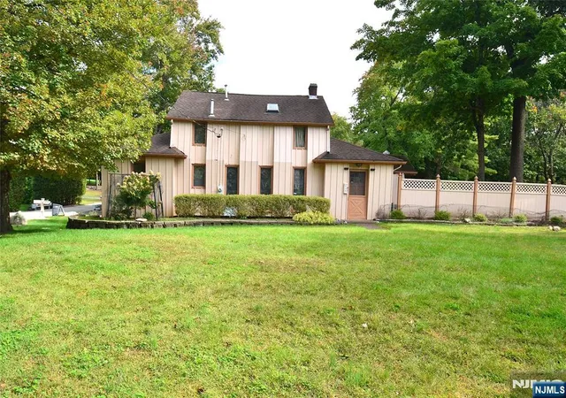 Photo 3 of Single family home for sale at 830 Circle Ave, Franklin Lakes, NJ 07417 | MLS# 26037398 | Listing updated on 2026-10-13