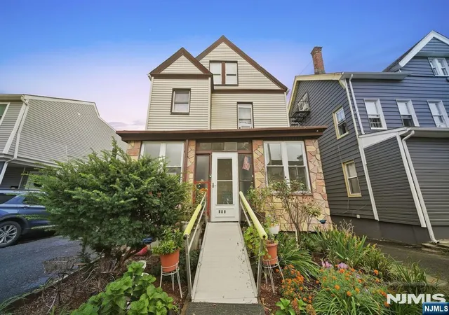 Photo 2 of Single family home for sale at 280 Lincoln St, East Orange, NJ 07017 | MLS# 26037426 | Listing updated on 2026-10-13