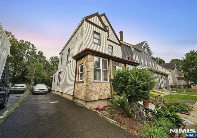 Photo 3 of Single family home for sale at 280 Lincoln St, East Orange, NJ 07017 | MLS# 26037426 | Listing updated on 2026-10-13