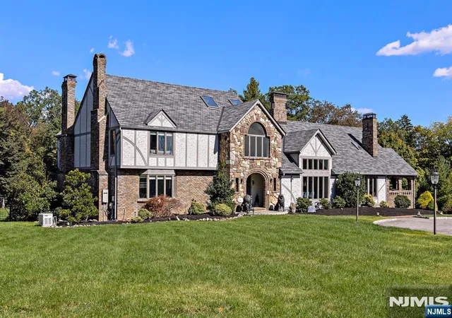 Photo 1 of Single family home for sale at 7 Christopher Pl, Saddle River, NJ 07458 | MLS# 26037591 | Listing updated on 2026-10-16