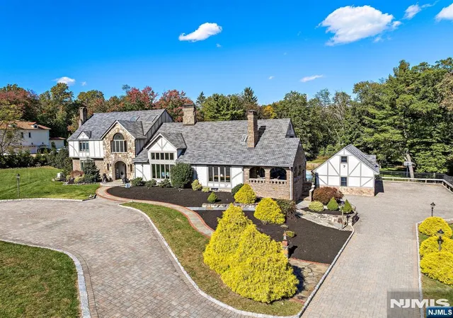 Photo 2 of Single family home for sale at 7 Christopher Pl, Saddle River, NJ 07458 | MLS# 26037591 | Listing updated on 2026-10-16