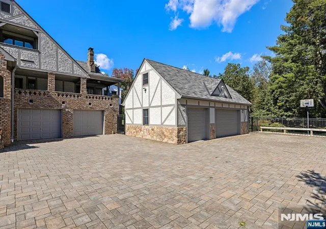 Photo 4 of Single family home for sale at 7 Christopher Pl, Saddle River, NJ 07458 | MLS# 26037591 | Listing updated on 2026-10-16