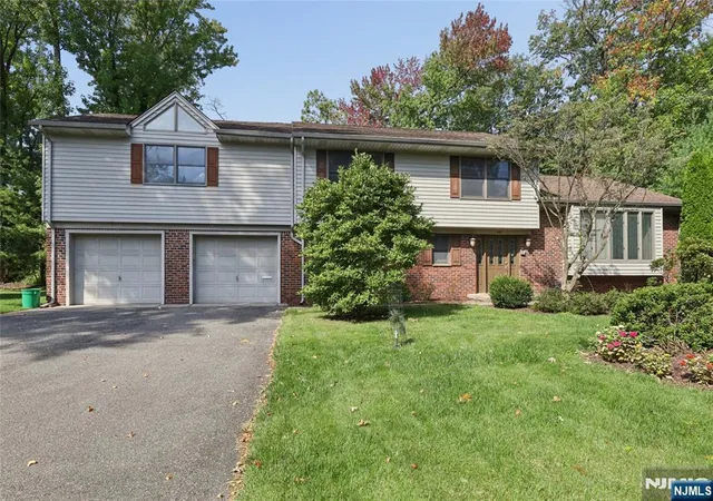 Photo 1 of Single family home for sale at 612 Floyd St, Englewood Cliffs, NJ 07632 | MLS# 26037612 | Listing updated on 2026-10-14