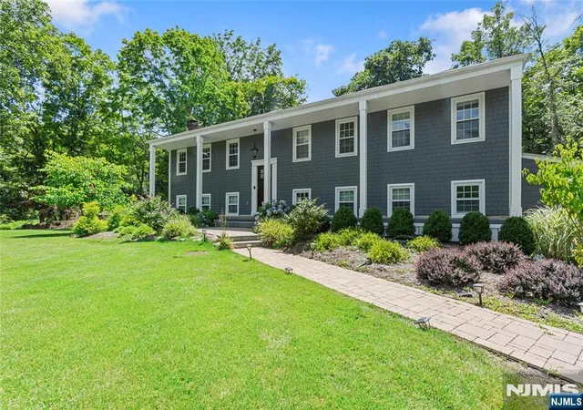 Photo 2 of Single family home for sale at 9 Glen Gray Rd, Oakland, NJ 07436 | MLS# 26037798 | Listing updated on 2026-10-13