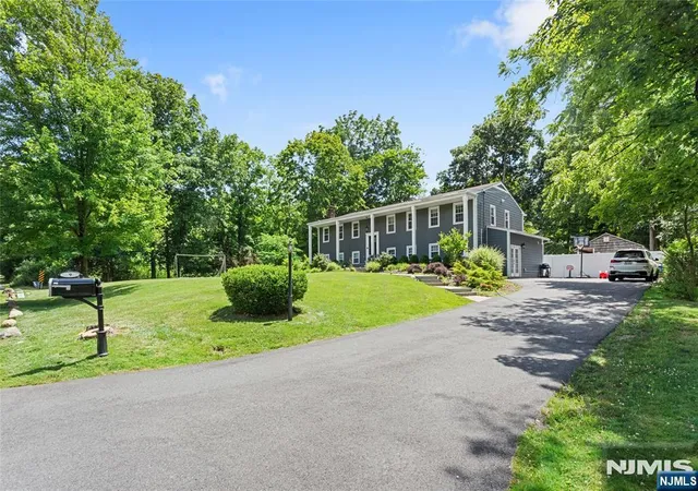 Photo 3 of Single family home for sale at 9 Glen Gray Rd, Oakland, NJ 07436 | MLS# 26037798 | Listing updated on 2026-10-13