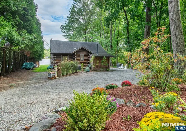 Photo 1 of Single family home for sale at 207 Bearfort Rd, West Milford, NJ 07480 | MLS# 26037851 | Listing updated on 2026-10-14