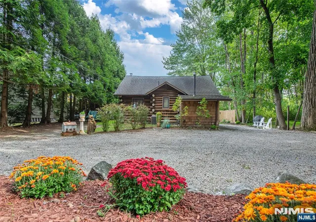 Photo 3 of Single family home for sale at 207 Bearfort Rd, West Milford, NJ 07480 | MLS# 26037851 | Listing updated on 2026-10-14