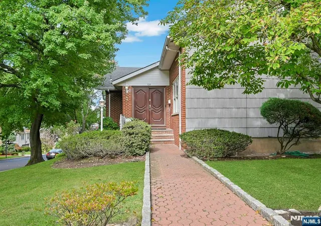 Photo 1 of Single family home for sale at 139 Middlesex Ave, Englewood Cliffs, NJ 07632 | MLS# 26038064 | Listing updated on 2026-10-13
