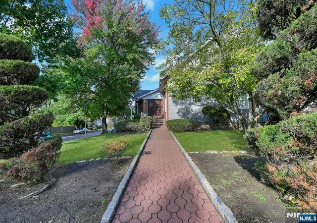 Photo 2 of Single family home for sale at 139 Middlesex Ave, Englewood Cliffs, NJ 07632 | MLS# 26038064 | Listing updated on 2026-10-13