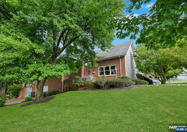 Photo 3 of Single family home for sale at 139 Middlesex Ave, Englewood Cliffs, NJ 07632 | MLS# 26038064 | Listing updated on 2026-10-13