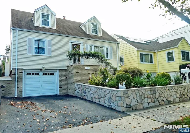 Photo 1 of Single family home for sale at 32 William St, Kearny, NJ 07032 | MLS# 26038130 | Listing updated on 2026-10-18