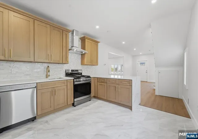 Photo 3 of Single family home for sale at 95 Rutherford Pl, North Arlington, NJ 07031 | MLS# 26038140 | Listing updated on 2026-10-14