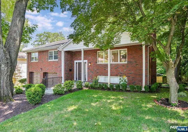Photo 2 of Single family home for sale at 39 Hickory St, Englewood Cliffs, NJ 07632 | MLS# 26038193 | Listing updated on 2026-10-15