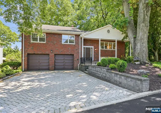 Photo 3 of Single family home for sale at 39 Hickory St, Englewood Cliffs, NJ 07632 | MLS# 26038193 | Listing updated on 2026-10-15