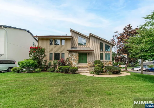 Photo 2 of Single family home for sale at 15 Hudson Ter, Englewood Cliffs, NJ 07632 | MLS# 26038258 | Listing updated on 2026-10-13