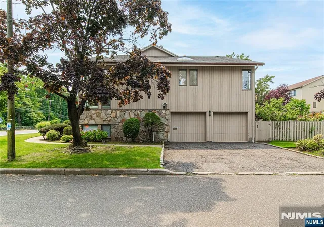 Photo 3 of Single family home for sale at 15 Hudson Ter, Englewood Cliffs, NJ 07632 | MLS# 26038258 | Listing updated on 2026-10-13