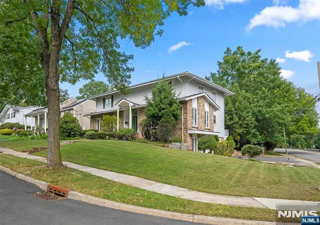 Photo 2 of Single family home for sale at 2 June Ct, River Edge, NJ 07661 | MLS# 26038345 | Listing updated on 2026-10-13