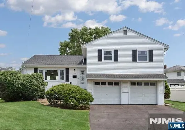 Photo 1 of Single family home for sale at 7 32 Richard St, Fair Lawn, NJ 07410 | MLS# 26038593 | Listing updated on 2026-10-14