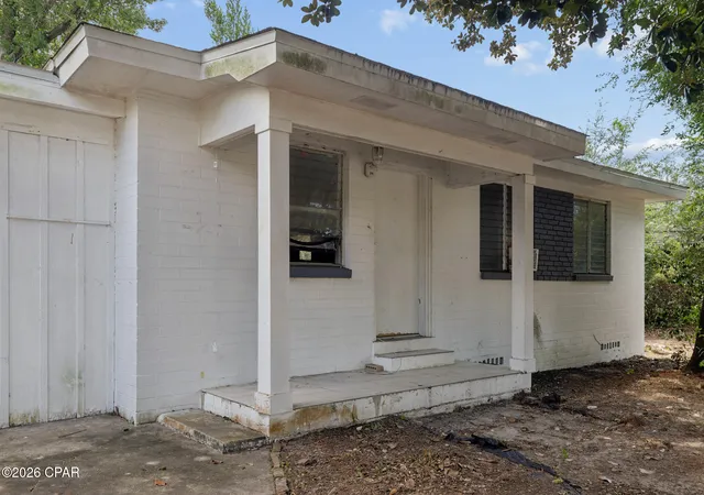 Photo 2 of Single family home for sale at 2208 Edgewood Dr, Panama City, FL 32405 | MLS# 794039 | Listing updated on 2026-09-14