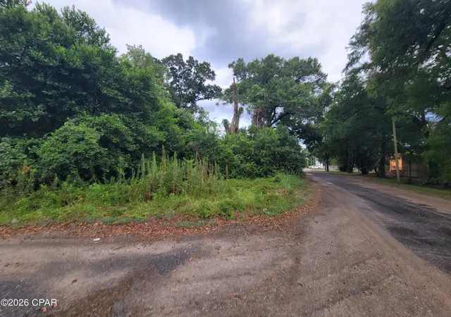Photo 4 of Sale Pending at 959 3Rd Ave, Graceville, FL 32440 | MLS# 794430 | Listing updated on 2026-10-01
