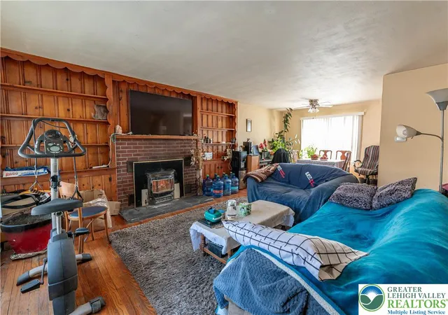Photo 4 of Single family home for sale at 2127 W Main St, Stroudsburg, PA 18360 | MLS# 772448 | Listing updated on 2026-09-14