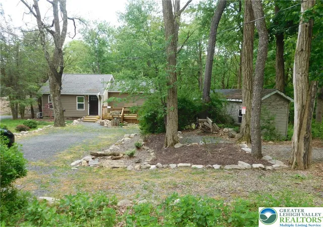 Photo 3 of Single family home for sale at 41 Reeder St, Mount Pocono, PA 18344 | MLS# 777604 | Listing updated on 2026-09-29
