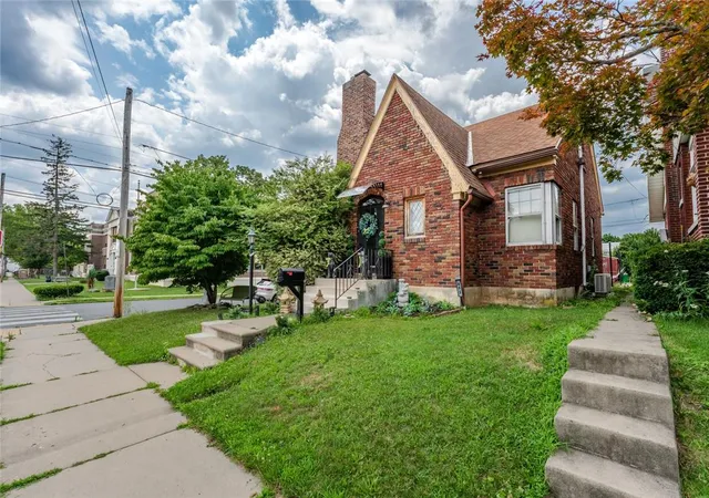 Photo 3 of Sale Pending at 802 N Plymouth St, Allentown, PA 18109 | MLS# 780579 | Listing updated on 2026-08-31