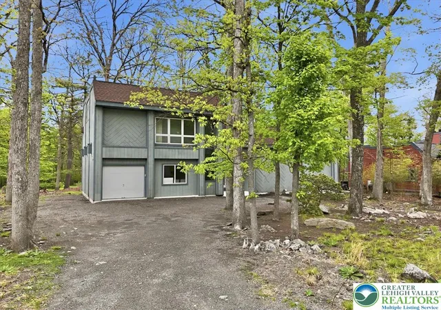 Photo 2 of Single family home for sale at 3120 Greenbriar Dr, East Stroudsburg, PA 18301 | MLS# 781308 | Listing updated on 2026-08-31