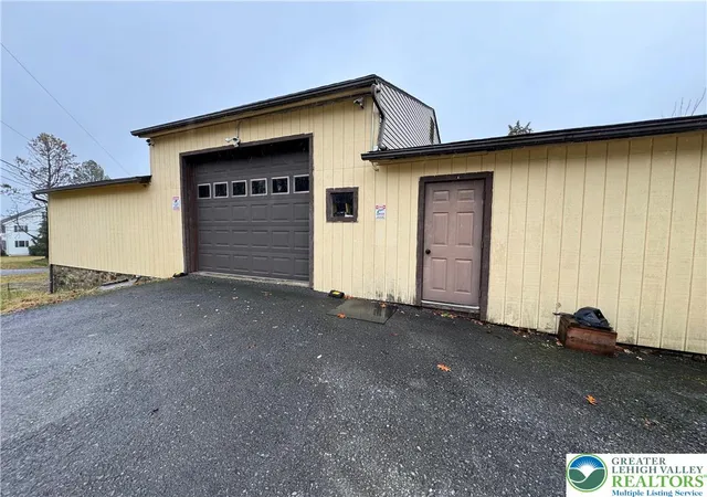 Photo 4 of Single family home for sale at 2552 Spring St, Coplay, PA 18037 | MLS# 781525 | Listing updated on 2026-09-08