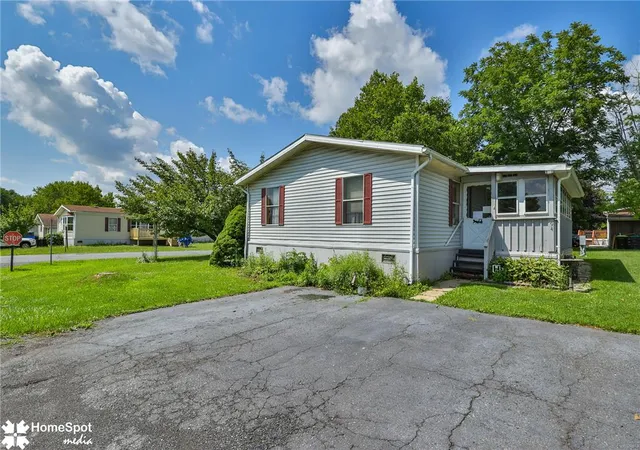 Photo 3 of Manufactured home for sale at 94 Juniper Ct, Bath, PA 18014 | MLS# 781402 | Listing updated on 2026-09-22