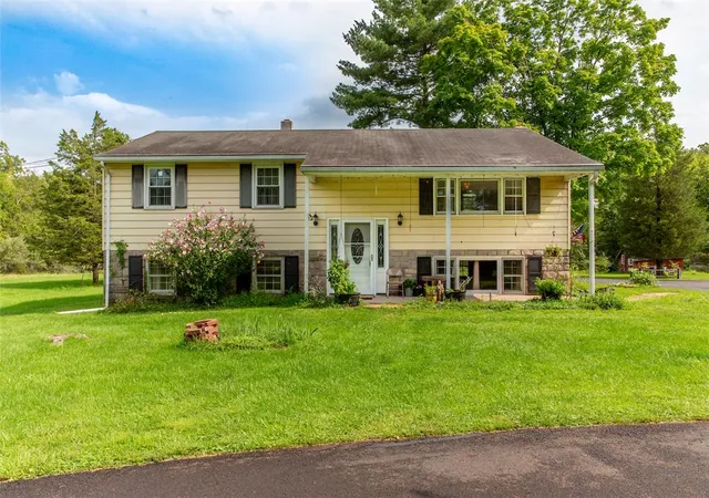 Photo 4 of Sale Pending at 125 E Dark Holw Rd, Pipersville, PA 18947 | MLS# 782430 | Listing updated on 2026-10-03