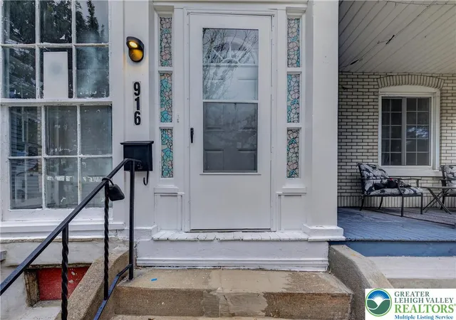 Photo 3 of Single family home for sale at 916 Center St, Bethlehem, PA 18018 | MLS# 782814 | Listing updated on 2026-09-15