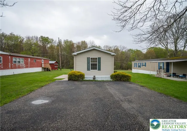 Photo 2 of Manufactured home for sale at 13 Clifton Manor Dr, Clifton Township, PA 18424 | MLS# 782978 | Listing updated on 2026-08-30
