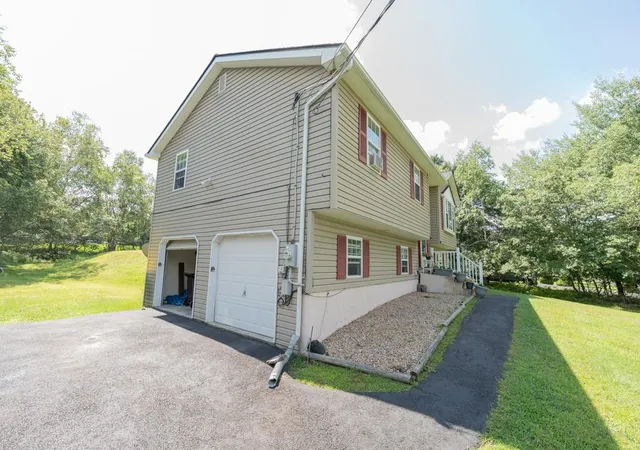Photo 5 of Single family home for sale at 214 Center Dr, Blakeslee, PA 18610 | MLS# 783065 | Listing updated on 2026-08-30