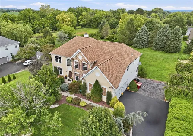 Photo 3 of Single family home for sale at 18 Creek Ct, Easton, PA 18040 | MLS# 783075 | Listing updated on 2026-09-28