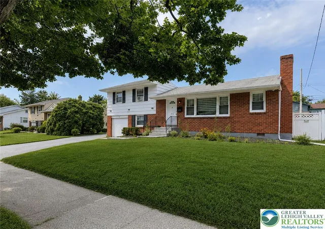 Photo 2 of Single family home for sale at 1972 Collingswood Dr, Bethlehem City, PA 18018 | MLS# 782821 | Listing updated on 2026-08-31
