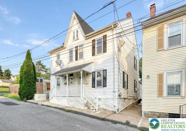 Photo 3 of Sale Pending at 916 Geissinger St, Bethlehem City, PA 18018 | MLS# 782935 | Listing updated on 2026-09-30