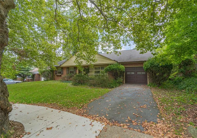 Photo 3 of Sale Pending at 1055 Lehigh Pkwy E, Allentown City, PA 18103 | MLS# 780624 | Listing updated on 2026-09-17