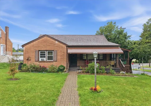 Photo 3 of Sale Pending at 2029 W Walnut St, Allentown City, PA 18104 | MLS# 783209 | Listing updated on 2026-09-10
