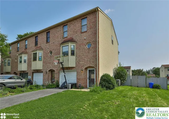 Photo 3 of Townhouse for sale at 472 Vera Cir, Bethlehem City, PA 18017 | MLS# 782973 | Listing updated on 2026-09-14